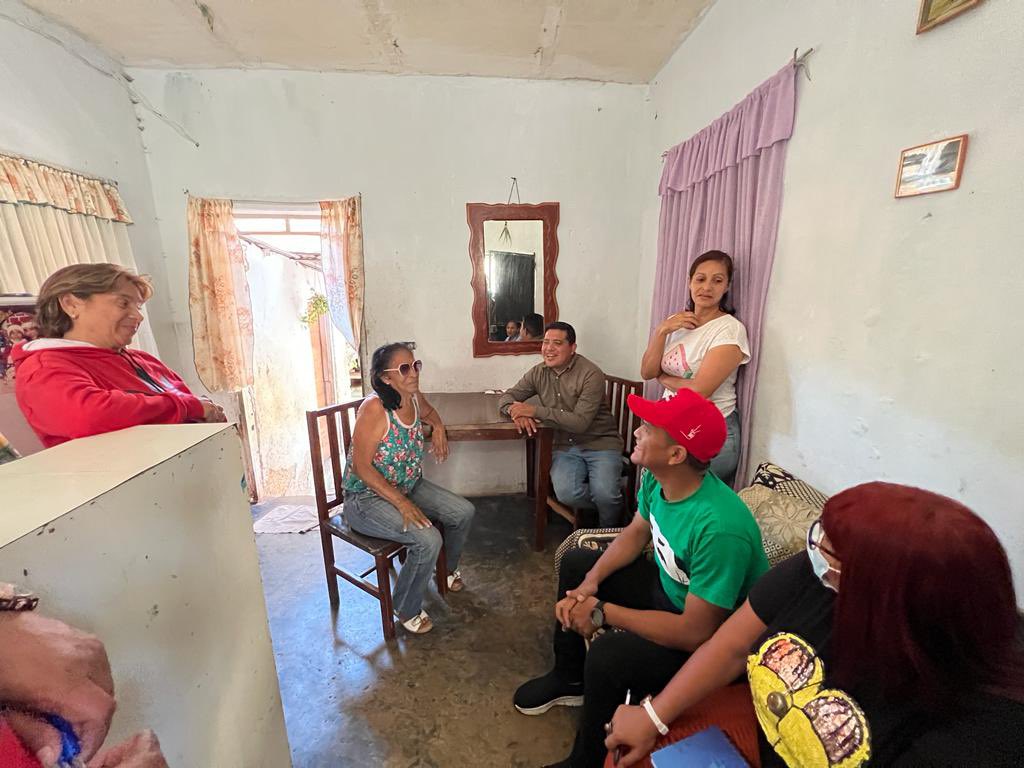 Galindez_vzla's tweet photo. Estamos desplegados con los vecinos y vecinas de la parroquia La Dolorita, en el municipio Sucre // Visitamos a varias familias donde compartimos, escuchamos  y nos comprometimos en seguir impulsando el 1 x10 del Buen Gobierno.  

 #GuerraContraLaCorrupción

@NicolasMaduro https://t.co/YnJ0ITxJBr