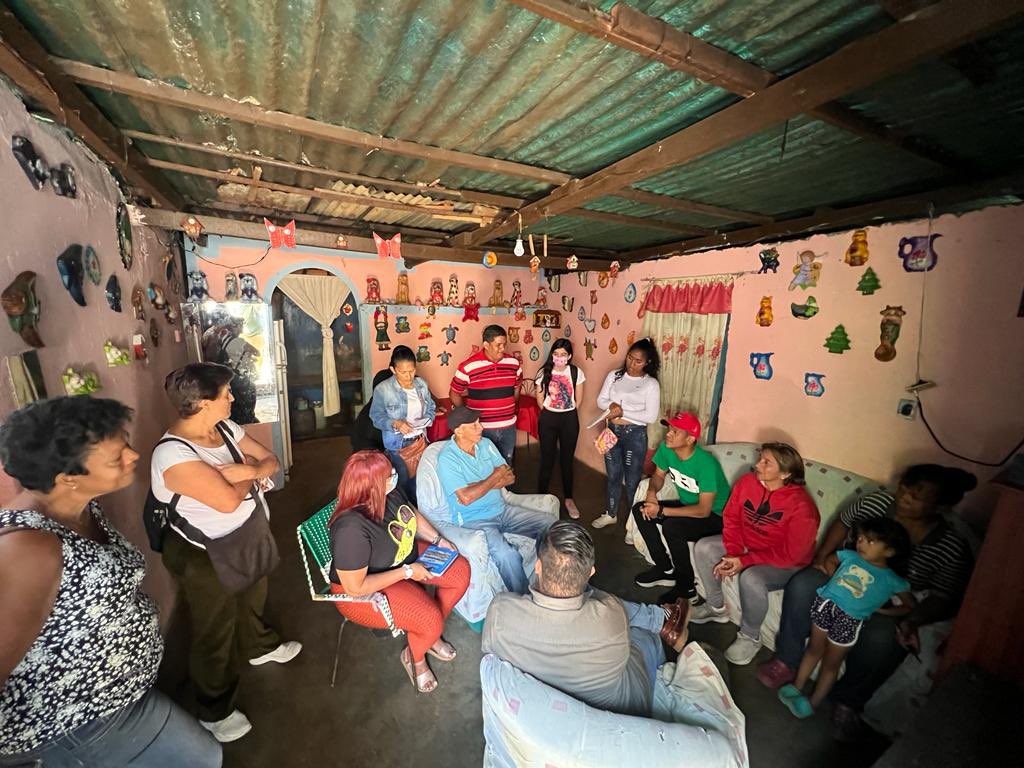 Galindez_vzla's tweet photo. Estamos desplegados con los vecinos y vecinas de la parroquia La Dolorita, en el municipio Sucre // Visitamos a varias familias donde compartimos, escuchamos  y nos comprometimos en seguir impulsando el 1 x10 del Buen Gobierno.  

 #GuerraContraLaCorrupción

@NicolasMaduro https://t.co/YnJ0ITxJBr