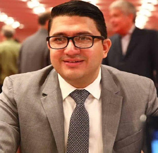 joseperales07's tweet photo. Un chavista maneja 30 mil millones a su antojo y se los roba, mientras que en Vtv explican que no hay dinero para aumento de sueldos por culpa del imperio https://t.co/blNxpYtFnv