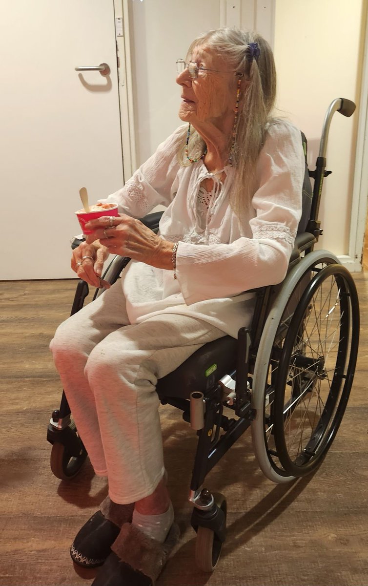 HenrietteIM's tweet photo. Een ijsje kan er altijd wel in. In het verpleeghuis van Amsta doen ze lekkere dingen voor de bewoners en mijn mam https://t.co/SouAX0PtxQ