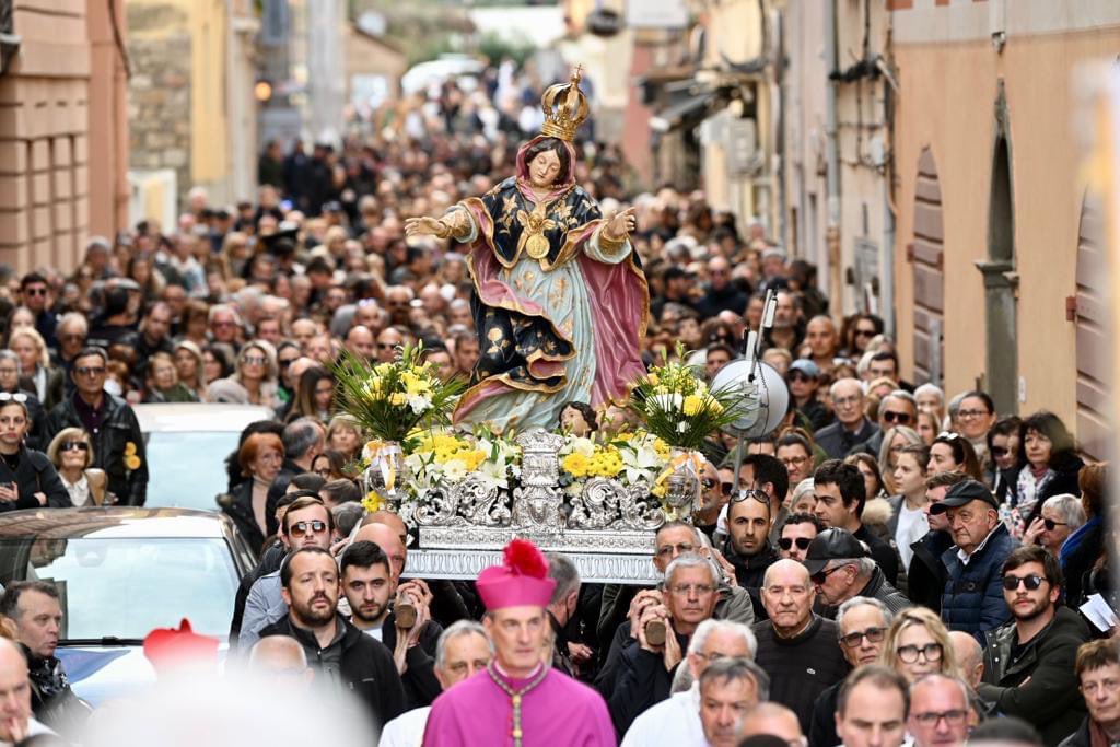 SoffiuNovuAC's tweet photo. 🌷🙏🏼 Beaucoup de ferveur aujourd’hui aux commémorations en l’honneur de Notre-Dame-de-la-Miséricorde, patronne des villes d’Ajaccio et de Propriano.

Nos conseillères étaient présentes à différentes célébrations qui avaient lieu dans les deux villes. https://t.co/aIWFyUGzV0