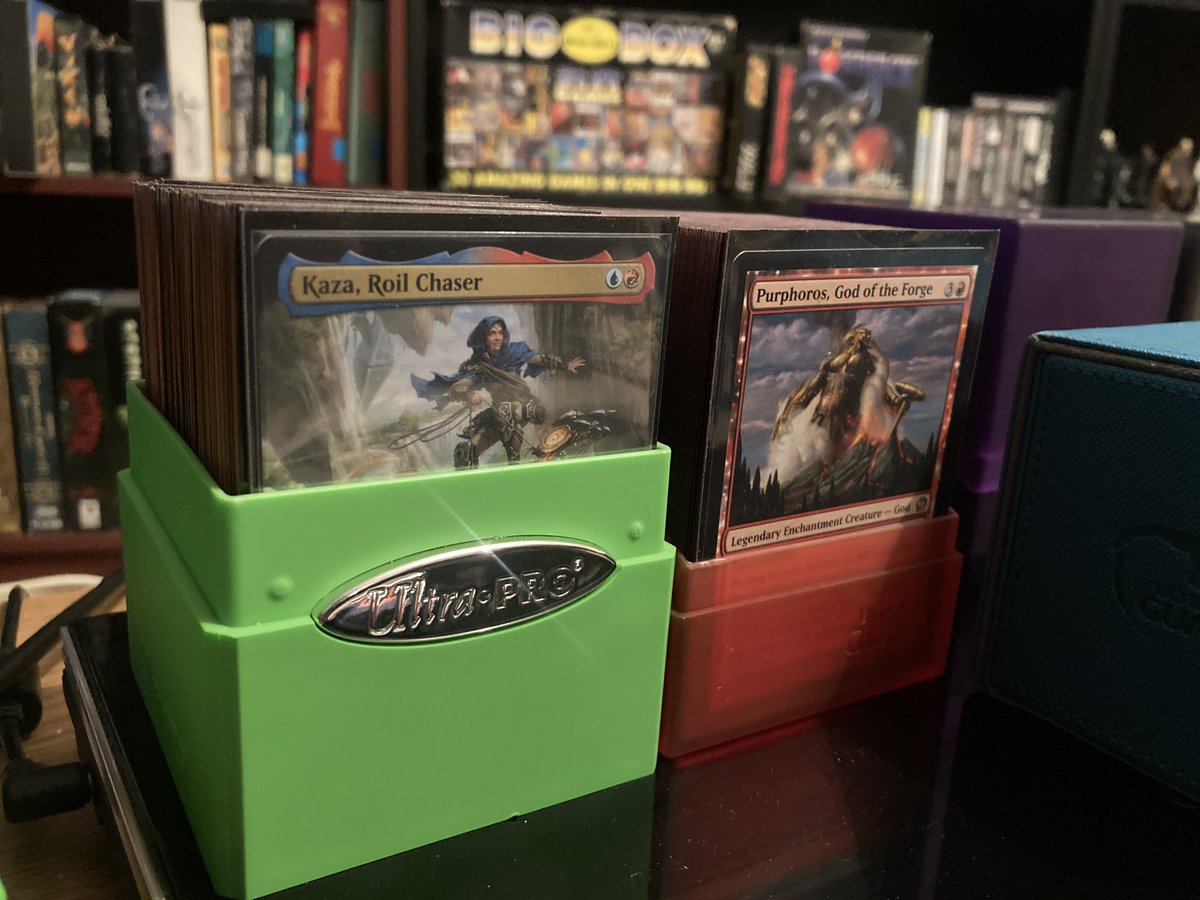 Double sleeved Magic the Gathering woes. 100 Dragon shield dual matts and inners don’t fit inside an Ultimate Guard Boulder, but they will fit in an Ultra Pro Cube. Think I’ll try changing the dual matts to regular matts and see if that works! #MTG #mtgcommander #TCG