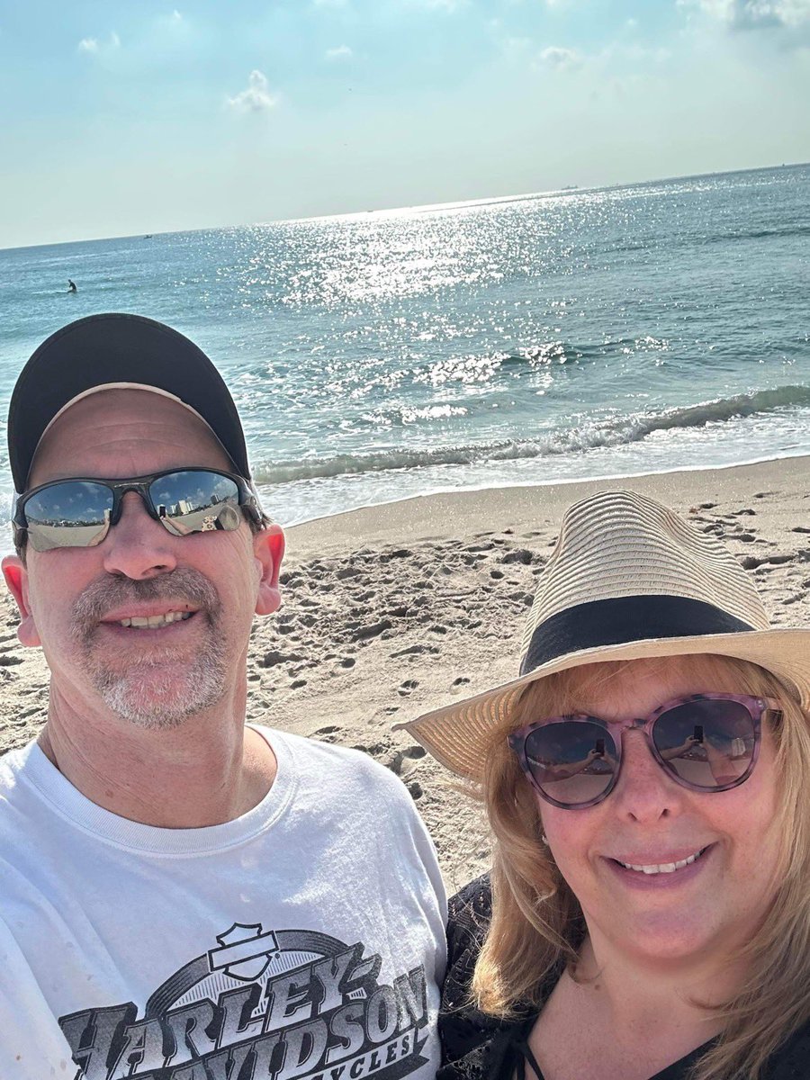 CirclevilleCity's tweet photo. Members of our CES staff, Mrs. Hedrick and Mrs. Kelly are having fun in Florida! #Tigerstakespringbreak https://t.co/GmorVi04Va