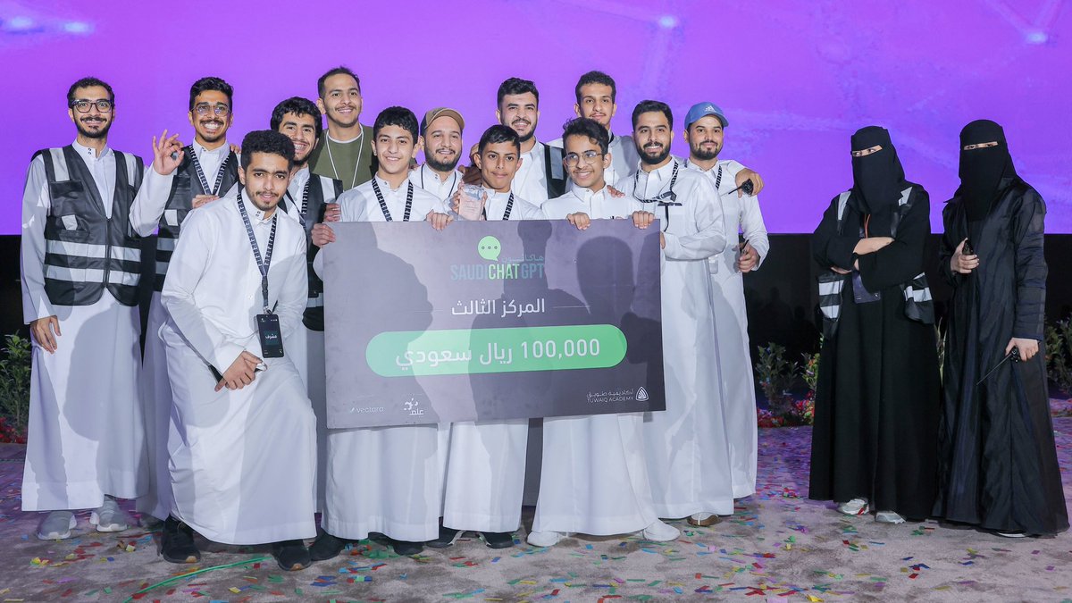 SaudiNews50's tweet photo. بمشاركة أكثر من 650 منافس..

أكاديمية طويق تختتم منافسات هاكاثون Saudi ChatGPT.

- https://t.co/1zGSHWnBDs