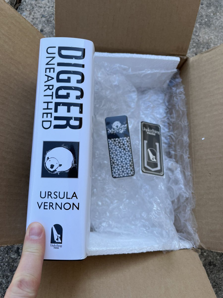 Mithramuse's tweet photo. Huzzah! Digger has arrived! @UrsulaV Thank you so much! :)

(And, whoa, indeed, Digger. This is a wonderfully huge book!) https://t.co/ZJcsjVjdI3