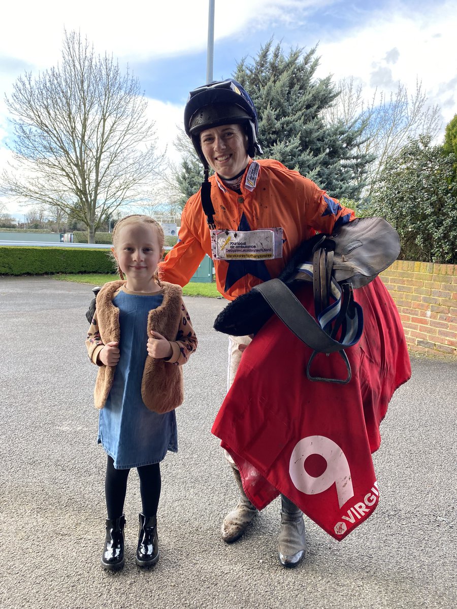 bracknellsteve's tweet photo. @CobdenHarry &amp; @bridgeandrews  making a little girls day @kemptonparkrace https://t.co/LBfMOvtZU7