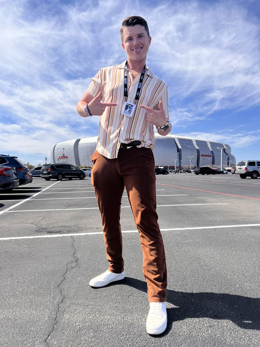 shaneElyle's tweet photo. No deal, the 1950s shit they want from me 💎💜 Here for night 2!!!! #glendaletstheerastour #tstheerastour @taylornation @taylorswift13 https://t.co/mYrgnf4JAr