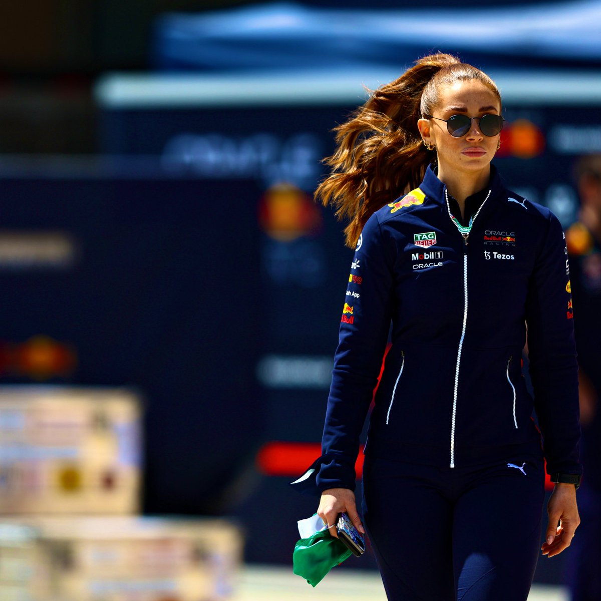 F1Katt's tweet photo. Alice Hedworth es Directora de comunicaciones en RED BULL, se encarga de coordinar cualquier tipo de comunicación, ya sea interna o externa de la escudería, se le ve muy a menudo con Pérez pero su trabajo es el mismo con los dos pilotos. https://t.co/VfLLFxXsNW