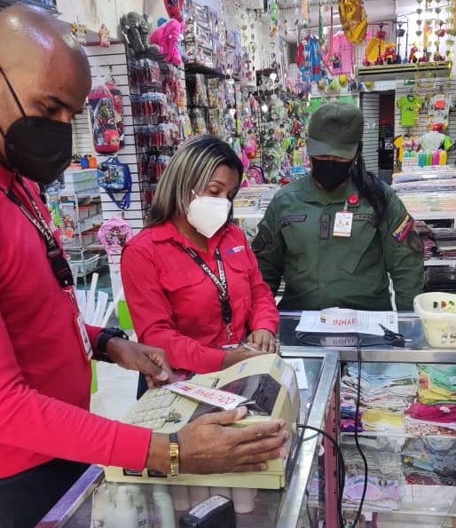 SENIAT_Oficial's tweet photo. En diversos comercios de #Lara, #Yaracuy y #Portuguesa, funcionarios del @SENIATRCO aplican operativo de control de ingresos donde colocan precinto de inhabilitación a las máquinas fiscales no autorizadas por el @SENIAT_Oficial.
#PorVenezuelaDeclaraYPaga
#SENIATPotenciaLaEconomía https://t.co/xdivNJfhAA