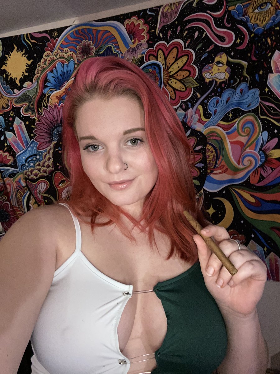 staytrippybbyy's tweet photo. Rewarding myself with a fat blunt after cleaning πππ¨β€οΈ
#mmemberville #stonerchick #pinkhair #fatblunt #stonerfam https://t.co/4AGhS4Tior