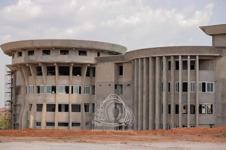Asante_nation's tweet photo. Good News!

The KNUST Teaching Hospital phase I which has been abandoned since 2008 is gradually taking shape.

The Chancellor of the University, His Majesty Otumfuo Osei Tutu II and the Vice-Chancellor Prof. Rita Rita Akosua Dickson went to inspect the ongoing project yesterday. https://t.co/WbwE08cYQ2