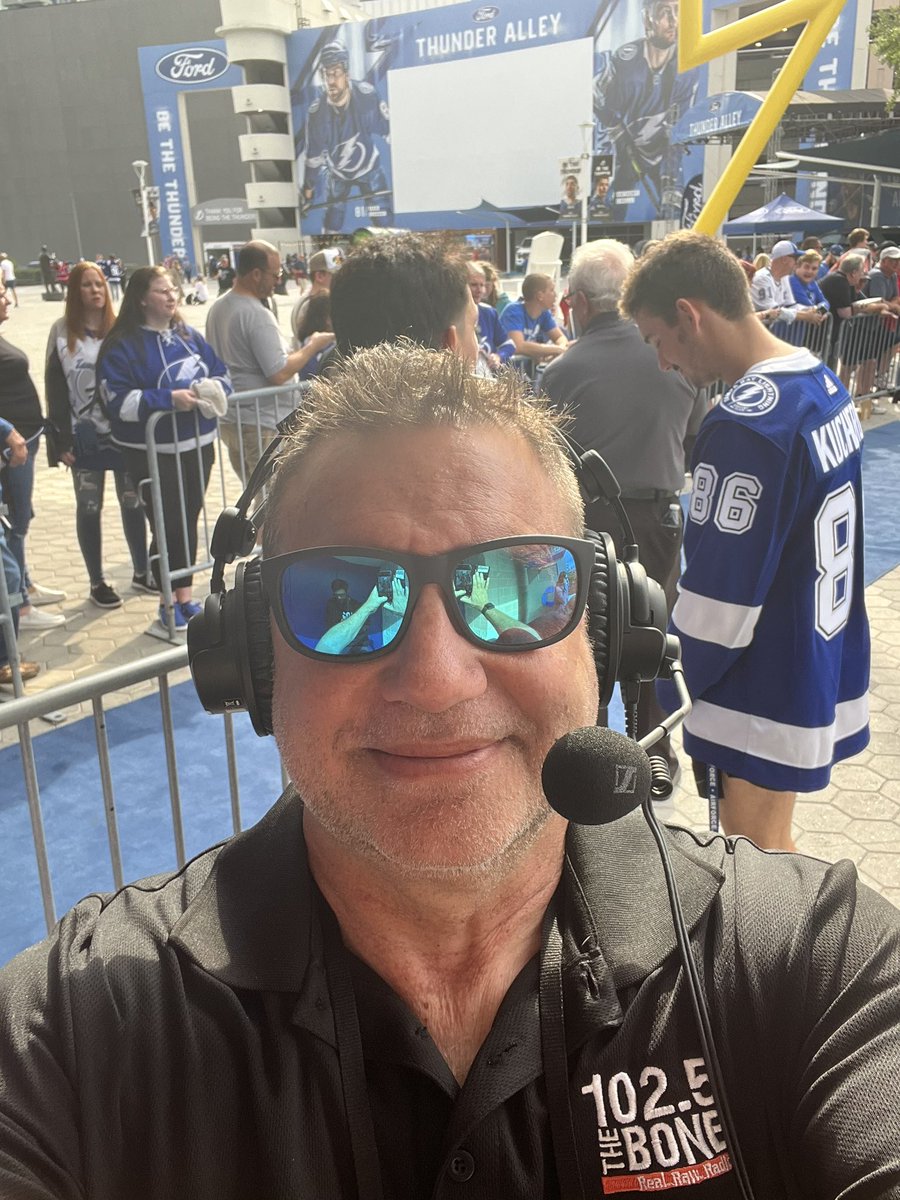 MikeOliviero's tweet image. Going live @1025TheBone from the Blue Carpet @TBLightning  Walk @AmalieArena as part of #AlumniWeekend