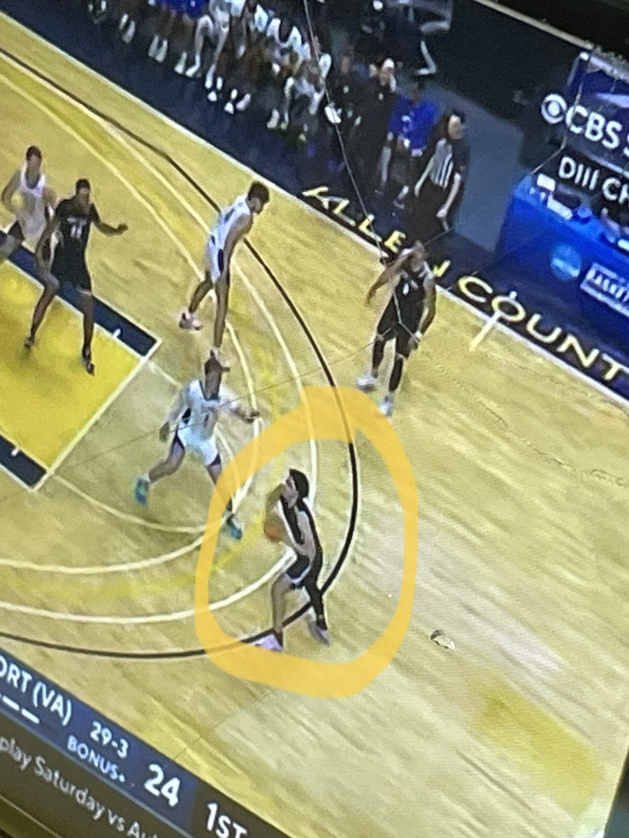HornetsOfLH's tweet photo. Licking Heights’ own Dante Collier, getting minutes in the NATIONAL CHAMPIONSHIP game! #WeWorkin #HornetsTakeFlight #GoRaiders #D3Championship https://t.co/NAMxIi2WE1
