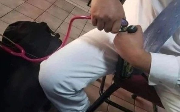 FitSurgeon's tweet photo. Cirujanos: "Te traes tu estetoscopio para el pase de visita"

El pase de visita: https://t.co/PxckWooaJl