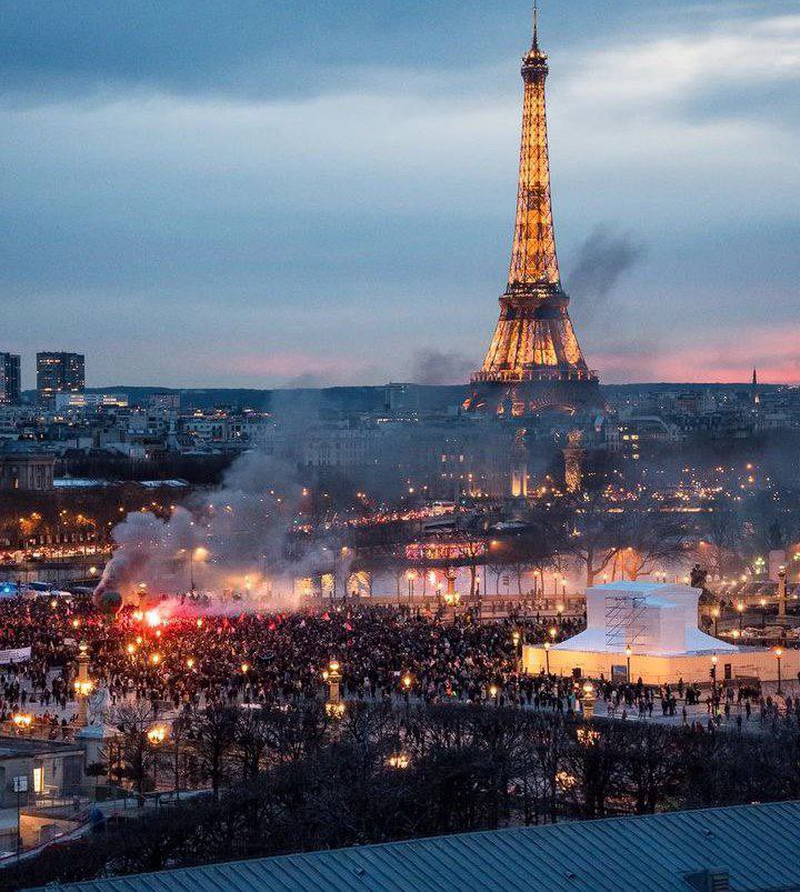runews's tweet photo. Vive la République! https://t.co/htoVAh3yX9