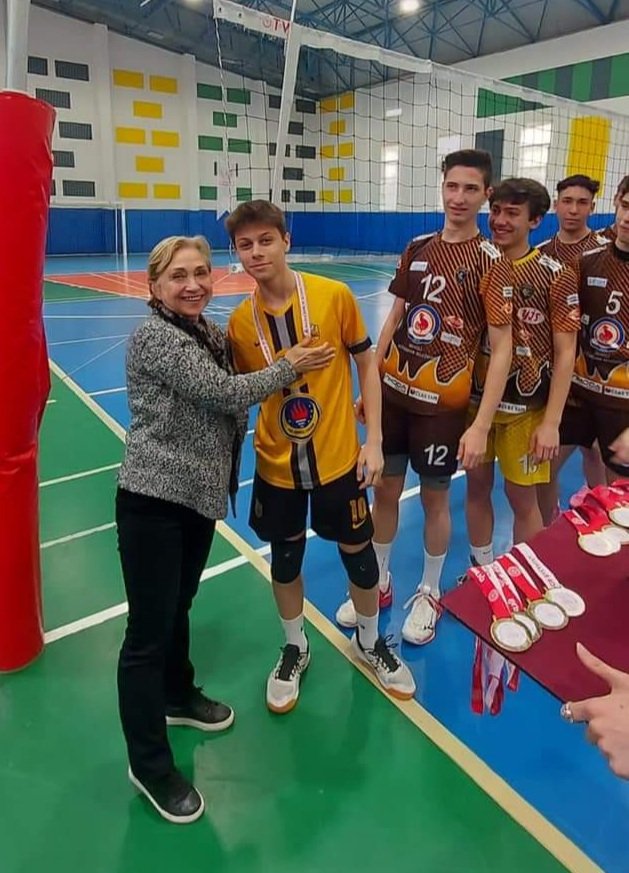 🏆🏐Voleybol🏐🏆 Genç Erkekler İl Birinciliği müsabakaları Kınıklı Spor Salonunda oynanan maçlar sonunda tamamlandı.✅ Heyecanlı mücadelelere sahne olan karşılaşmaların ardından yapılan ödül töreninde, şampiyon olan takımlar ödüllerini Voleybol İl Temsilcisi Sevinç Güngör,