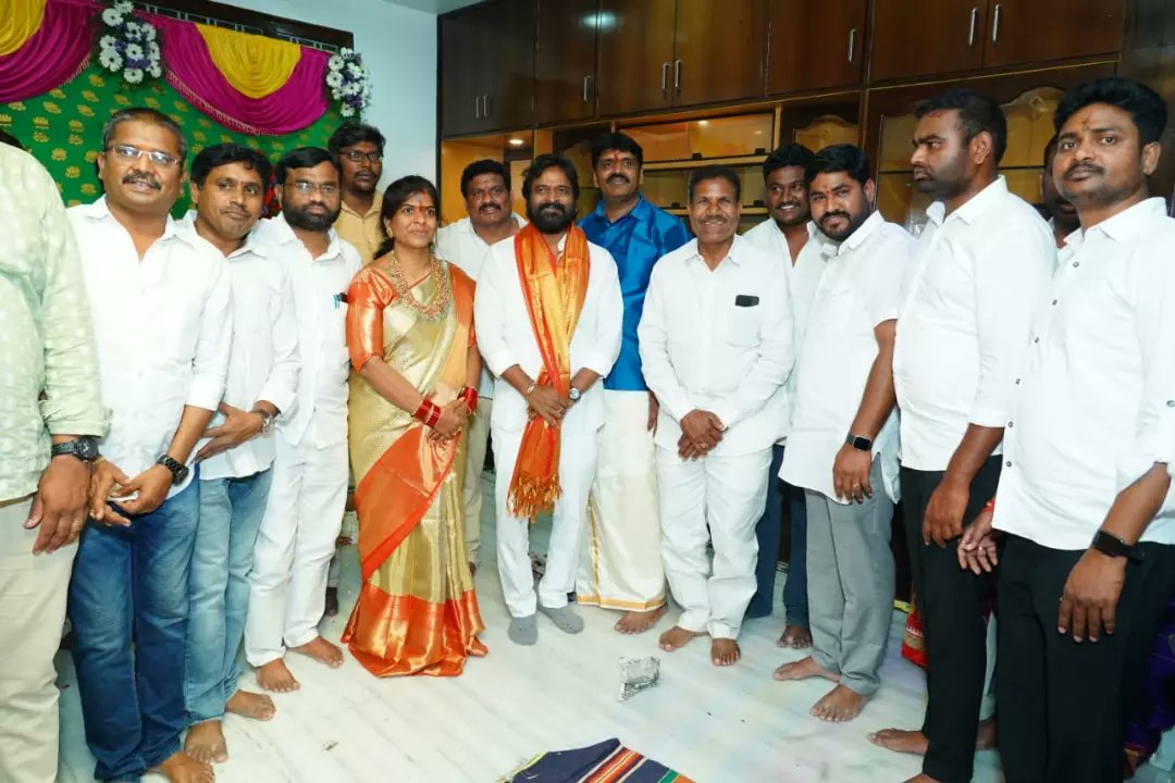 bonthu_sridevi's tweet photo. ఉప్పల్ నియోజకవర్గం చర్లపల్లి రెడ్డి కాలనీలో మా యొక్క నూతన గృహ ప్రవేశం చేయడం జరిగింది.అనంతరం హోమం,రాజ శ్యామల యాగం నిర్వహించడం జరిగింది. @bonthurammohan @BRSparty @KTRBRS @BRSHarish https://t.co/wABDJzOPPF
