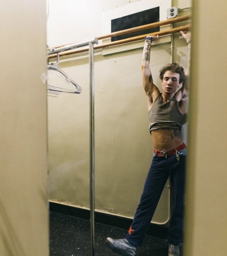 soberjxdn's tweet image. such a poser.