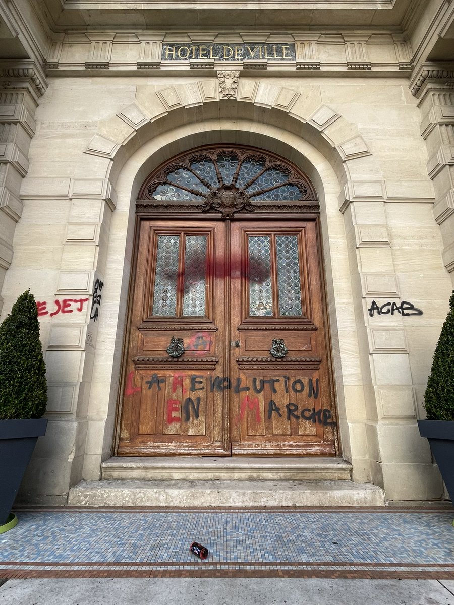 pierresavreux's tweet photo. 😡Honte à l’extrême gauche qui s’en prend à nos monuments historiques, comme la cathédrale et l’hôtel de ville d’Amiens cet après-midi. L’auteur des faits vient d’être identifié et interpellé par les forces de l’ordre que je remercie pour leur réactivité et leur efficacité. https://t.co/uA8lb0ZOY4
