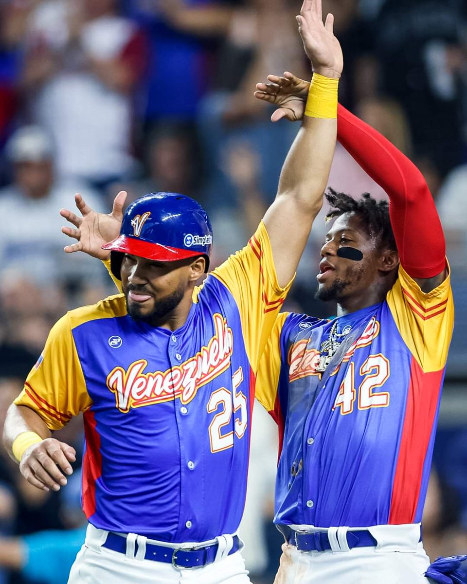 Tiburonesbbc_'s tweet photo. .@atilanohidalgo pregunta: ¿Y dónde están los guairistas?

- De inmediato @roller_mvp y @ronaldacunajr24 en el Clásico: 🙋!!

Foto cortesía: @TeamBeisbolVe

#PaEncima #CMB🇻🇪 https://t.co/XzvJBfUqvf