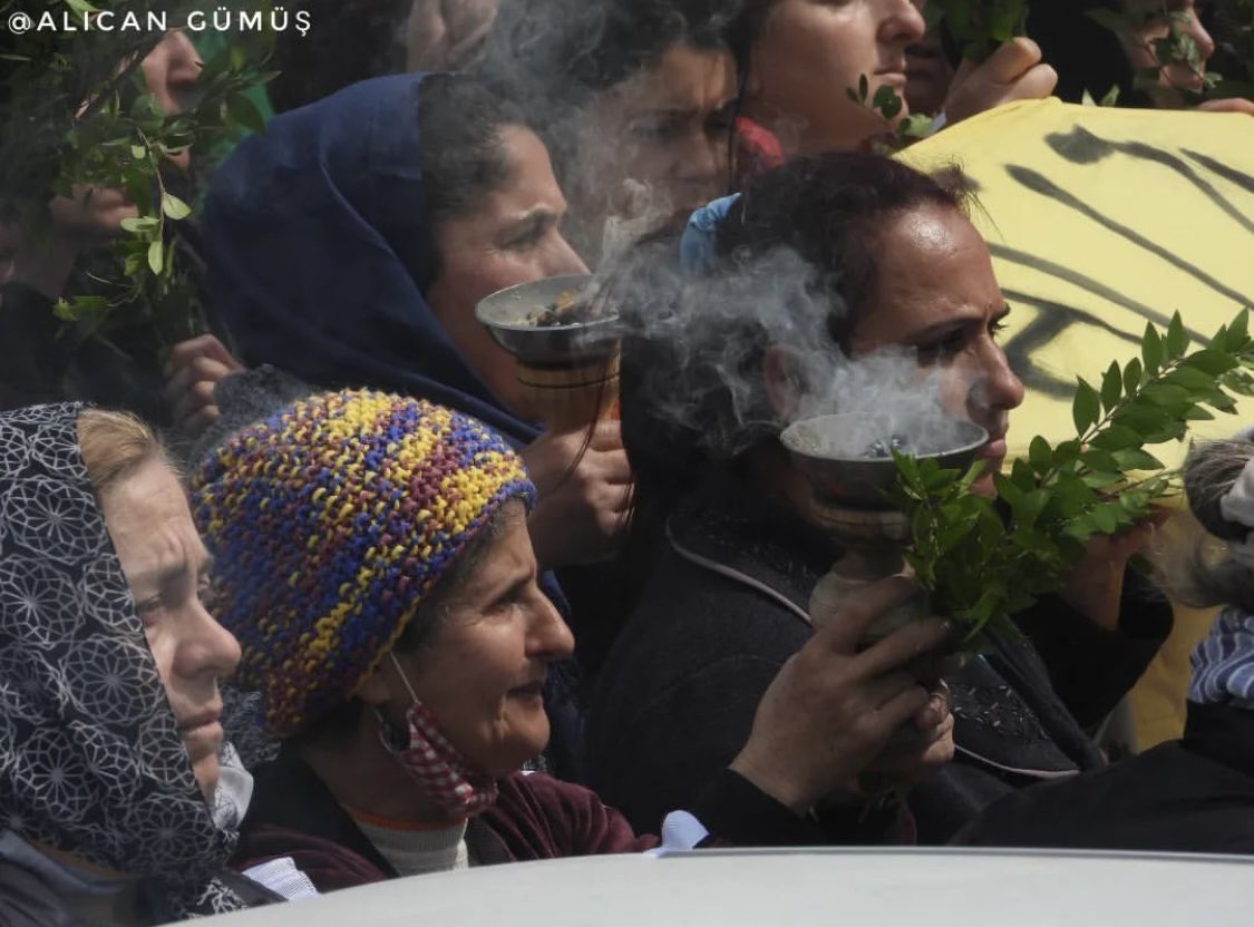 HatayOdakHaber's tweet photo. Deprem felaketinde yaşamını yitirenlerin 40. günü nedeniyle Hatay Samandağ'da bahhur ve reyhanlarla anma gerçekleştirildi. #hatay #samandağ https://t.co/fbWL9jDUxt