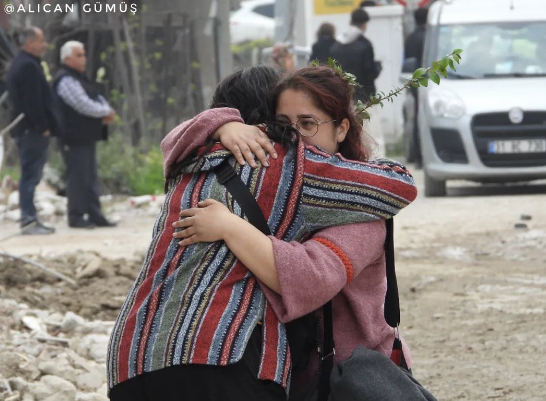 HatayOdakHaber's tweet photo. Deprem felaketinde yaşamını yitirenlerin 40. günü nedeniyle Hatay Samandağ'da bahhur ve reyhanlarla anma gerçekleştirildi. #hatay #samandağ https://t.co/fbWL9jDUxt