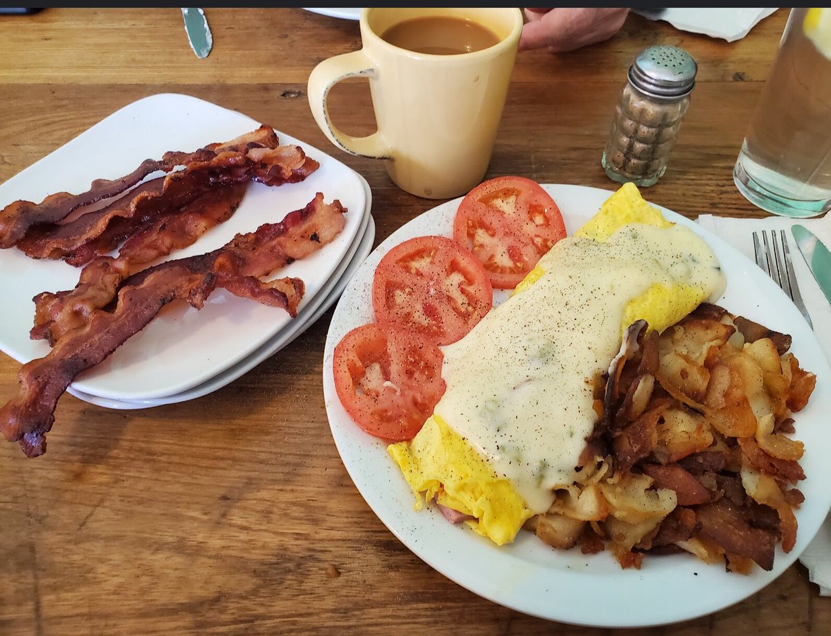 TeeJayes's tweet photo. Breakfast at Tee Jaye’s
#realgoodfood #gravy #omelette https://t.co/YAsLxG5YPM
