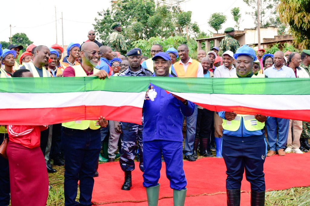 mrmeict's tweet image. Son Excellence @GeneralNeva , Président de la République du #Burundi, a procédé, samedi 18 mars 2023, à l'inauguration de l'électrification rurale de 34 centres situés dans les communes #Busoni, #Bwambarangwe et #Gitobe de  @KirundoProvince