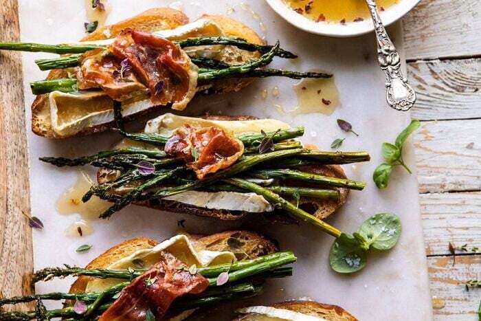Don't ruin your meal🍴with the wrong wine🍷

🍽️Asparagus and Prosciutto Crostini

🍷A dry Rosé

📌Tavel, France
✒️Bold and fruity, with aromas of red berries, cherry, and herbs. It has a medium body and a crisp acidity.

Santé &amp; bon appétit ! 🥂