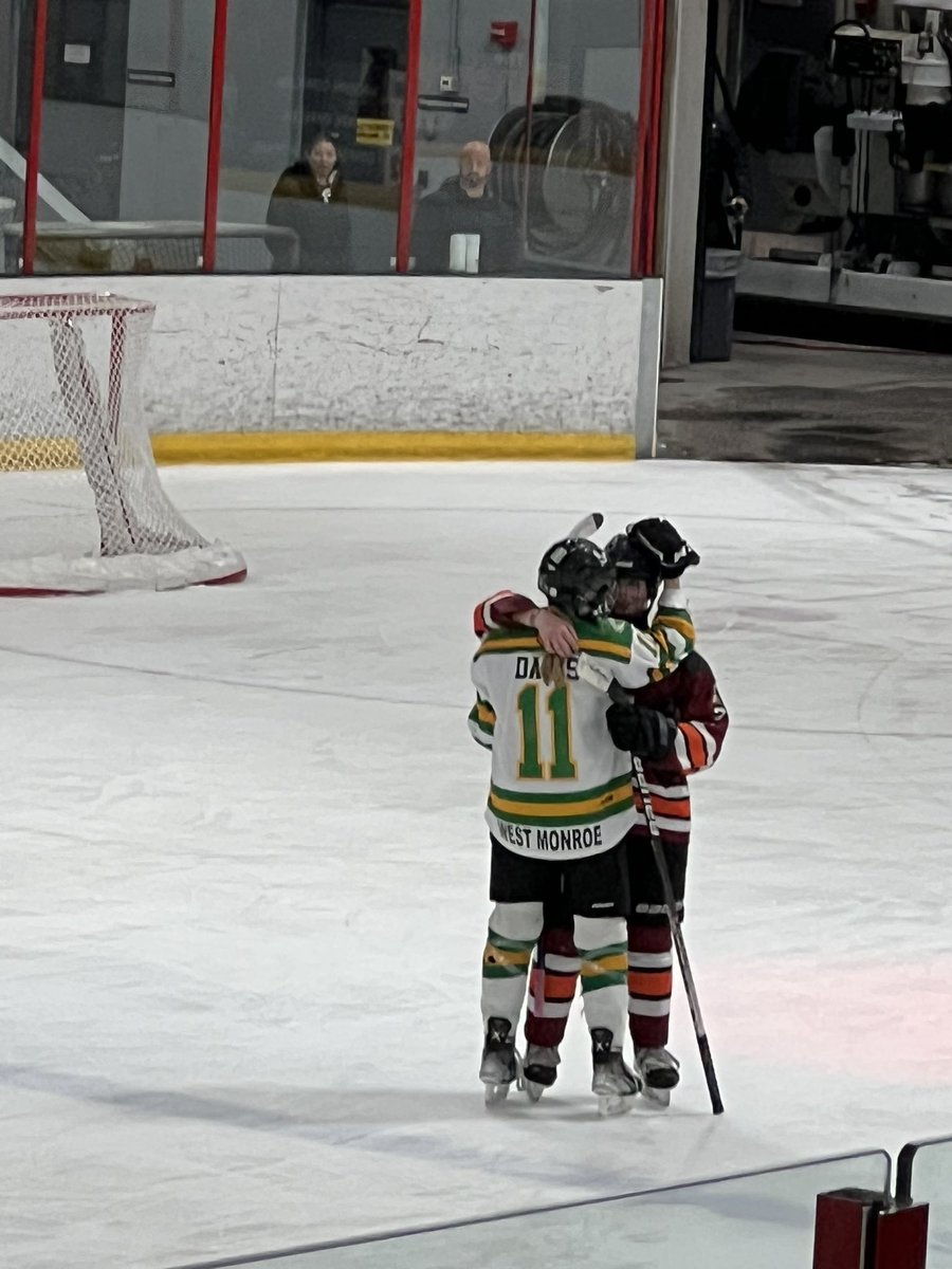 MinnHockey's tweet photo. Great example of sportsmanship shown at the end of the 15U A game, Edina won 4-2 vs Osseo-Maple Grove. https://t.co/jZByqPqVFw