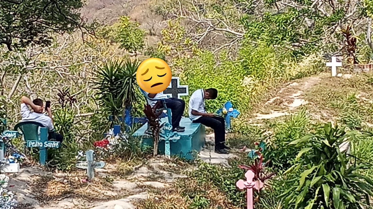 AquinoFjr's tweet photo. No @Nayibbukele, usted no ha roto nunca la brecha tecnologica, "regalando" computadoras. Sus improvisaciones NO ayudan mas que para su publicidad, mas NO para resolver el problema. Casi 5 años y ha demostrado que solo le interesa el poder y vender solo su imagen. Pero no ha sido capaz de resolver un problema social tan importante como lo es Educacion.