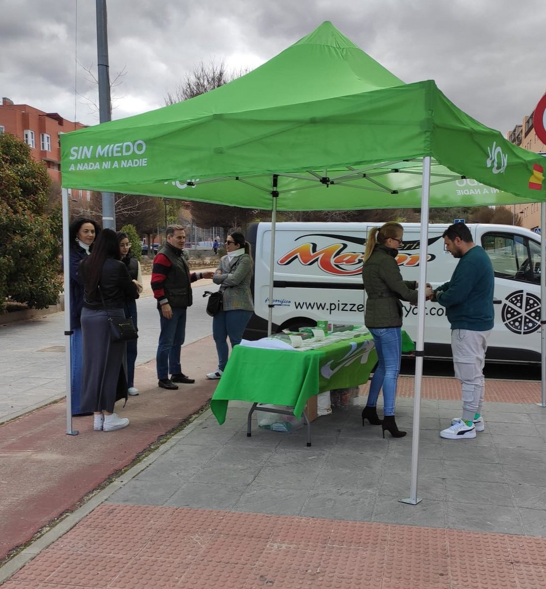 VoxArganda's tweet photo. La mejor encuesta, la calle.
Barrio por barrio , recogiendo las inquietudes y las quejas de nuestros vecinos.
#CuidaLoTuyo #cuidatubarrio
#CuidaArganda https://t.co/VUCznvIjmx