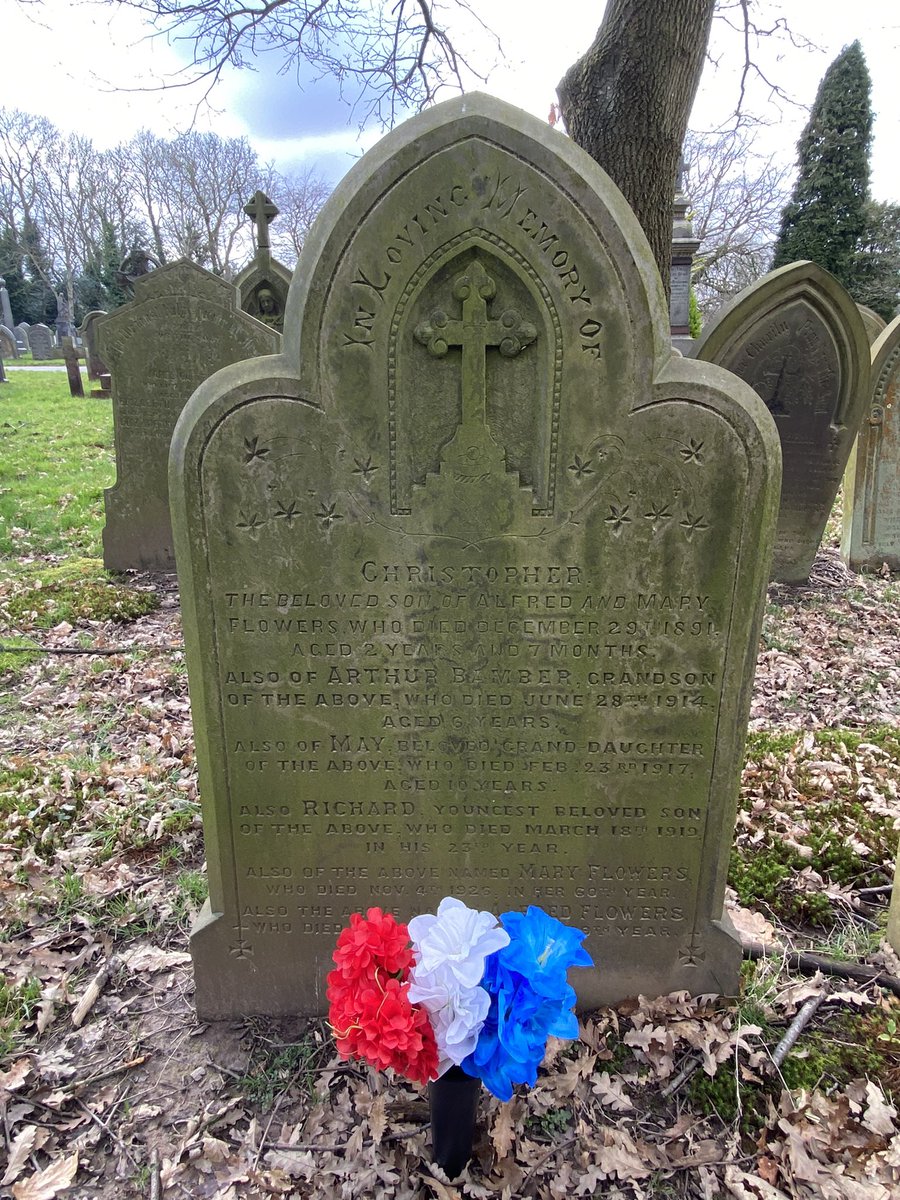 Flowers laid and respects paid by myself &amp; <a href="/KeyserSosse/">KeyserSosse</a> at the final resting place of Private Richard Flowers, aged 23, of the The Loyal North Lancashire Regiment who died on this day, 18th March, 104 years ago due to wounds caused by gas.

Lest we forget 🇬🇧