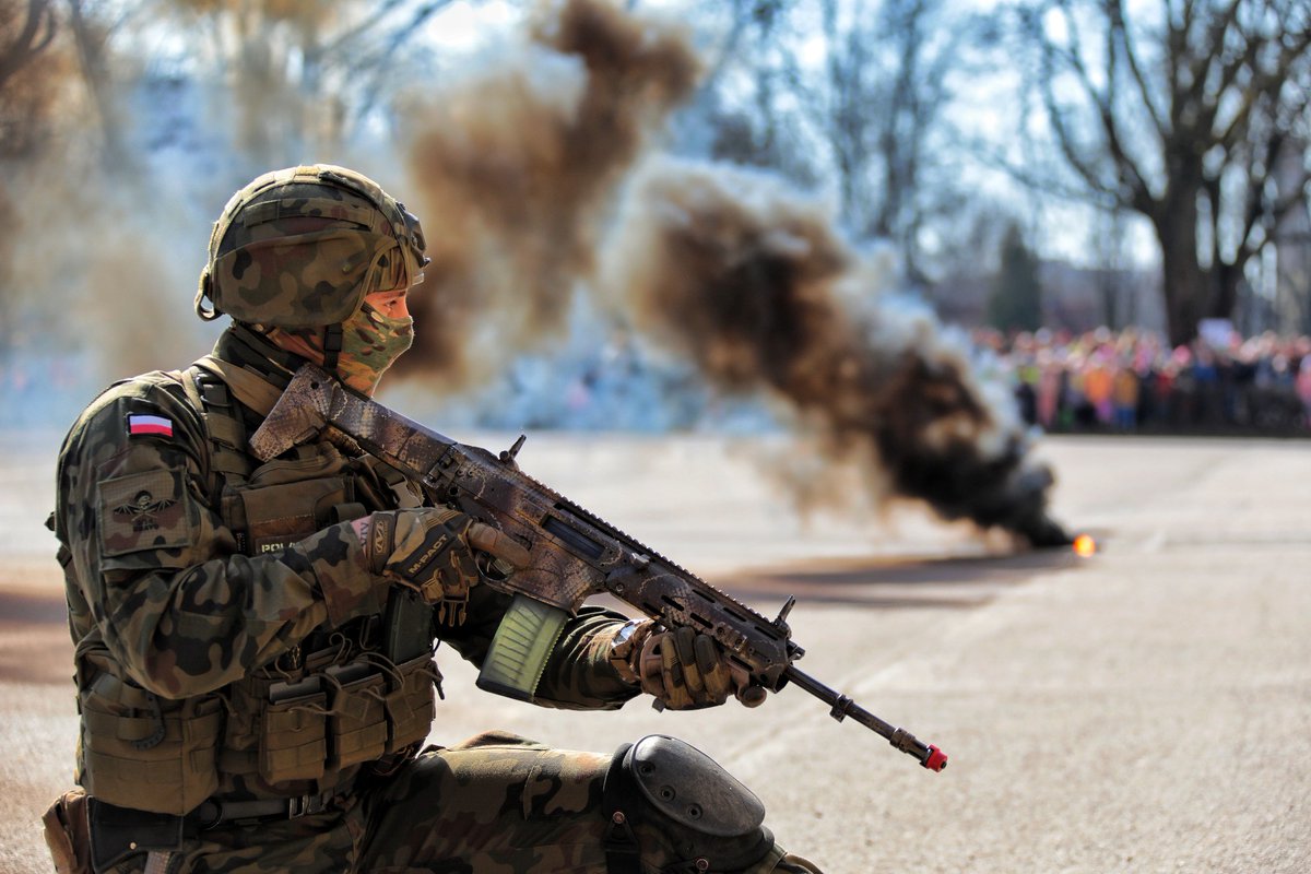 _6BPD_'s tweet photo. Przed defiladą wojska odbył się dynamiczny pokaz wyszkolenia żołnierzy #16bpd. Dużą atrakcją dla zgromadzonych gości niewątpliwie były skoki spadochronowe. 
3/3 https://t.co/jw3sFsJaDF