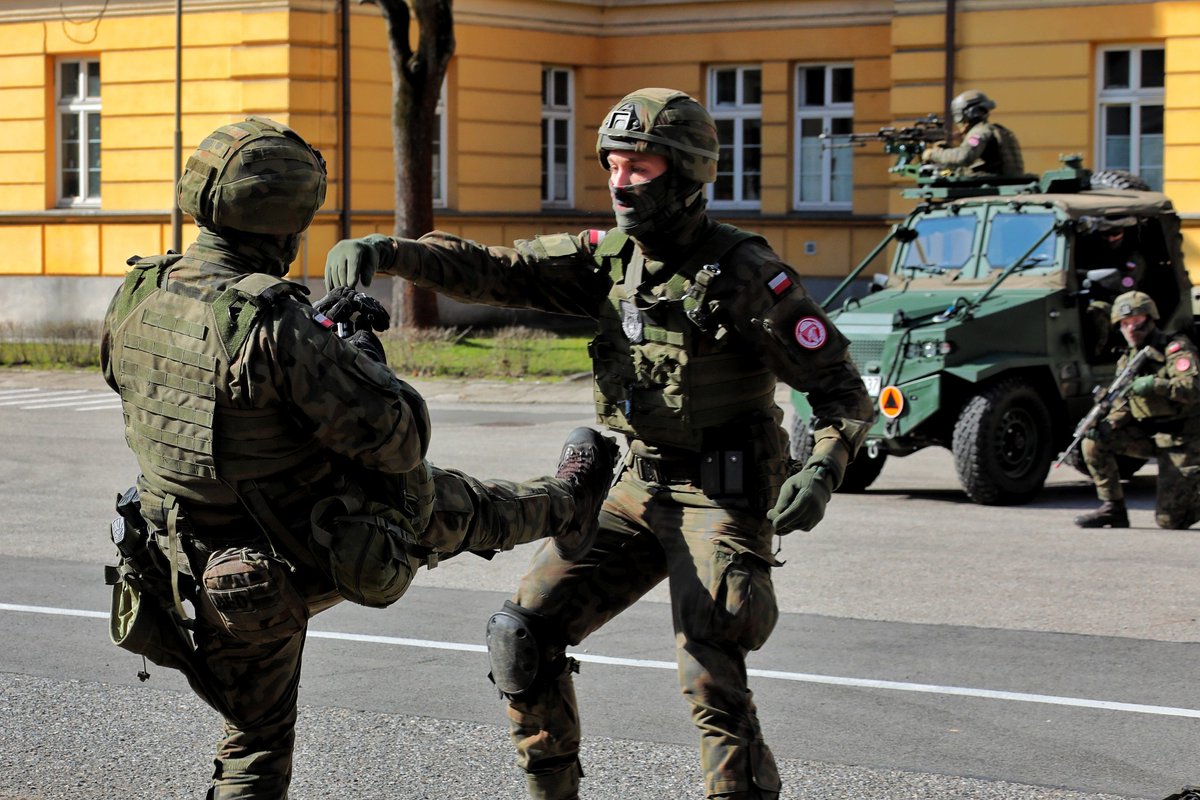 _6BPD_'s tweet photo. Przed defiladą wojska odbył się dynamiczny pokaz wyszkolenia żołnierzy #16bpd. Dużą atrakcją dla zgromadzonych gości niewątpliwie były skoki spadochronowe. 
3/3 https://t.co/jw3sFsJaDF