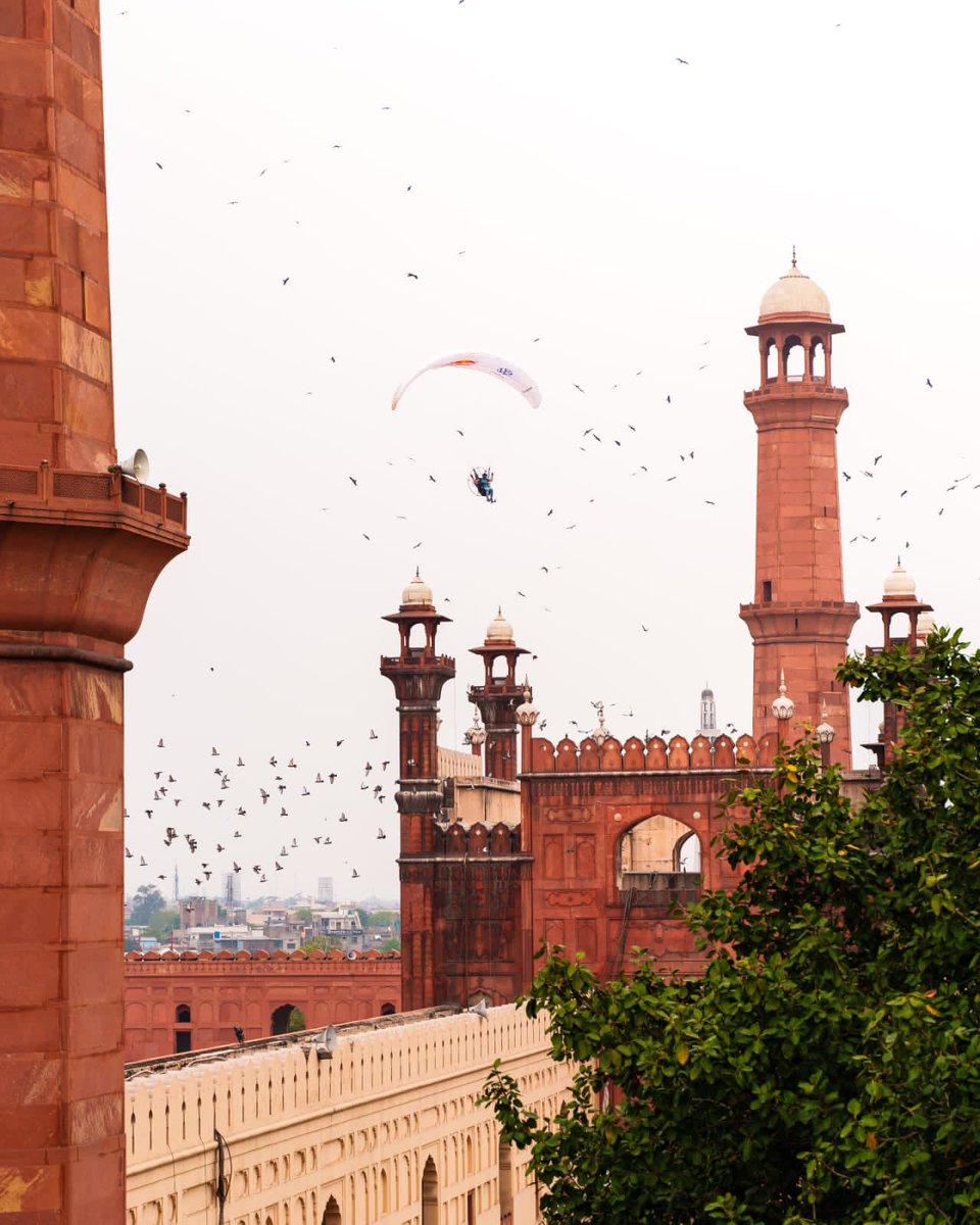 HariMirchein's tweet photo. A high-flying end to the eighth season of Pakistan Super League (PSL) - thanks to Red Bull paragliding and paramotor athlete Horacio Llorens!
#redbullpakistan #redbullpk #psl8 #redbullparamotorstunt #givesyouwings
https://t.co/v1sTMv6DH4 https://t.co/wgpAQuoRI5