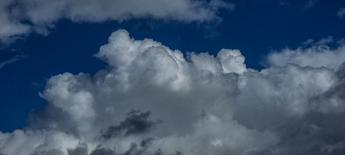 MetJayy's tweet image. Convective skies occurred once again this afternoon, beautiful ⚡️🌧
-
@metoffice @PhotographyWx @BBCSouthWeather @AlexisGreenTV @ThePhotoHour @StormHour #loveukweather #ominouscloud #stormcloud