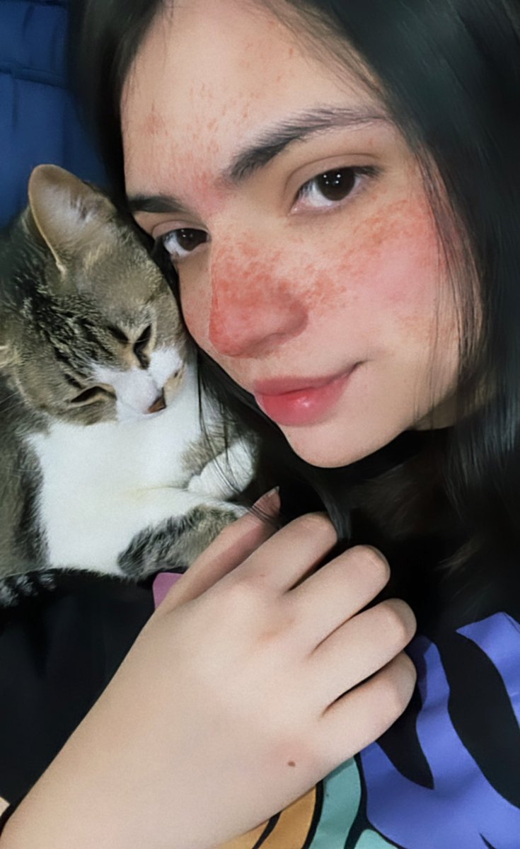 airanmuwu's tweet photo. Hola, foto con mi Michi https://t.co/CxdBNiqhGc
