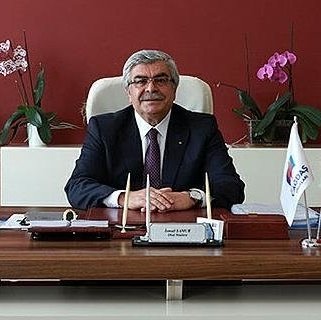 Depremzede başörtülü öğrenciyi okula almayan,

'Bu şekilde mi içeri gireceksin?' diyerek yıkım travması yaşayan genç bir kıza yeni bir travma daha yaşatıp eğitim hayatını kabusa çeviren,

Eskişehir Özel Çağdaş Okullar Müdürü İsmail Samur'u bence herkes tanımalı