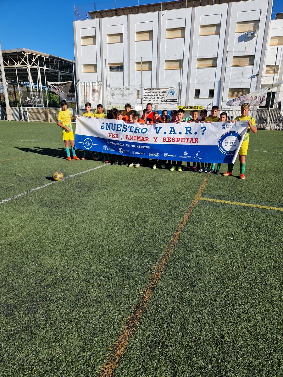 Cuando vayamos a ver partidos de fútbol base, no presionemos ni confundamos a los niños con instrucciones continuas desde la grada ("chuta", "pásala", etc.). Dejemos que las instrucciones las den los entrenadores, y que los chavales jueguen libre y tranquilamente.
<a href="/plataforma090/">Plataforma 090</a>