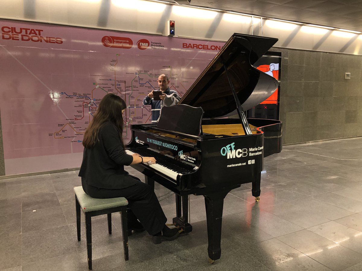 mariacanals_bcn's tweet photo. 🎹Si quan torneu de tocar els pianos de passeig de Gràcia agafeu el metro a Diagonal, veureu que el #MariaCanals ha instal·lat un piano de cua a l’intercanviador de l’estació.

🎶Veniu a fer-lo sonar! Teniu temps fins que acabi el mes.

#OFFConcurs #Johitoco @TMB_Barcelona https://t.co/Ip8i3Avwz4
