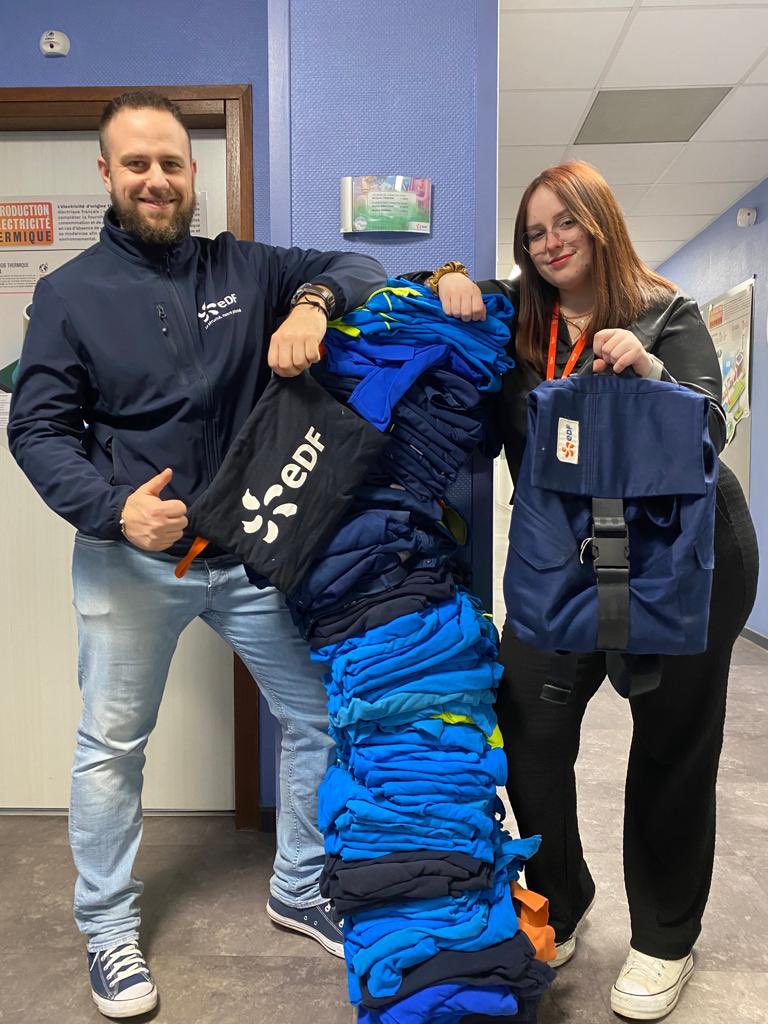 #18mars #JournéeMondialeDuRecyclage ♻️
💡Recycler les équipements de protection individuelle en fin de vie, c'est possible !
Au #CCGBlénod, 54kg 📦 de vêtements vont être transformés pour avoir une 🆕 utilisation. 

Marine et Allan vous montrent le résultat en photo 📸

#DLDjuin