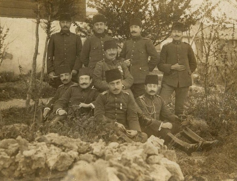 19yysiyasitarih's tweet photo. Çanakkale Boğaz Muharebeleri sırasında İtilaf donanmasına karşı müdafaayı gerçekleştiren Çanakkale Müstahkem Mevkii Komutanı Cevat Paşa ve karargâh subayları. https://t.co/85CQrkwY8U