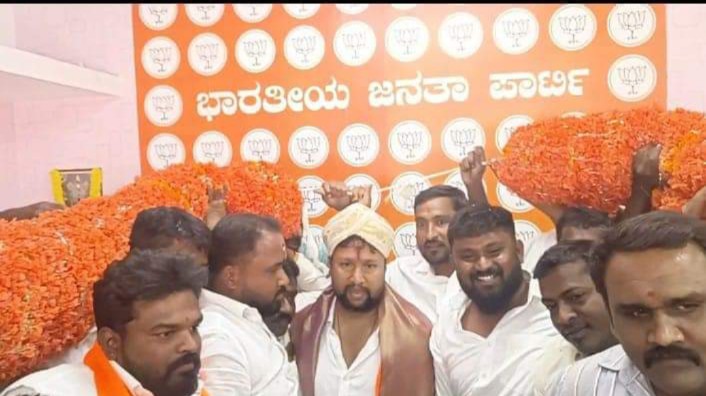 nimmamukund's tweet photo. ಕೆಲ‌ ದಿನಗಳ ಹಿಂದೆ ಮಾಜಿ ಪೋಲಿಸ್ ಕಮಿಷನರ್ ಬಿಜೆಪಿ ಸೇರಿದ್ದರು.. 
ಈಗ ಹಾಲಿ ಕಳ್ಳನೊಬ್ಬ ಬಿಜೆಪಿ ಸೇರಿದ್ದಾನೆ. 

ಇಬ್ಬರೂ ಈಗ ಒಂದೇ ಪಕ್ಷದಲ್ಲಿ ಕಳ್ಳ-ಪೋಲಿಸ್ ಆಟ ಆಡಬಹುದು.

@Nimmabhaskar22 @BJP4Karnataka https://t.co/nkndRdNCzf