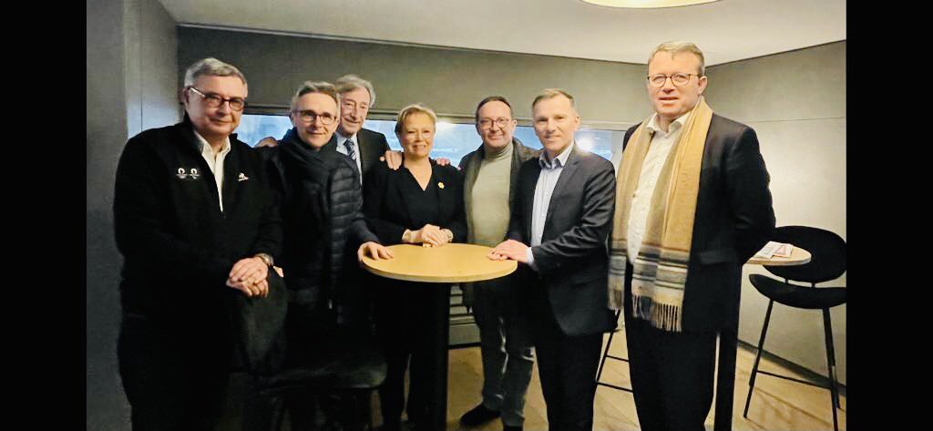 durovray's tweet photo. Retrouvailles avec le #FS2I pour faire le bilan 2022 et voter le budget des départements solidaires en Ile-de-France.
Cela sera 30 millions d’euros pour accompagner les projets du @CDEssonne
Ambition renouvelée et solidarité renforcée pour nos 7 #departements 🤝 https://t.co/BJH1f5CMRs
