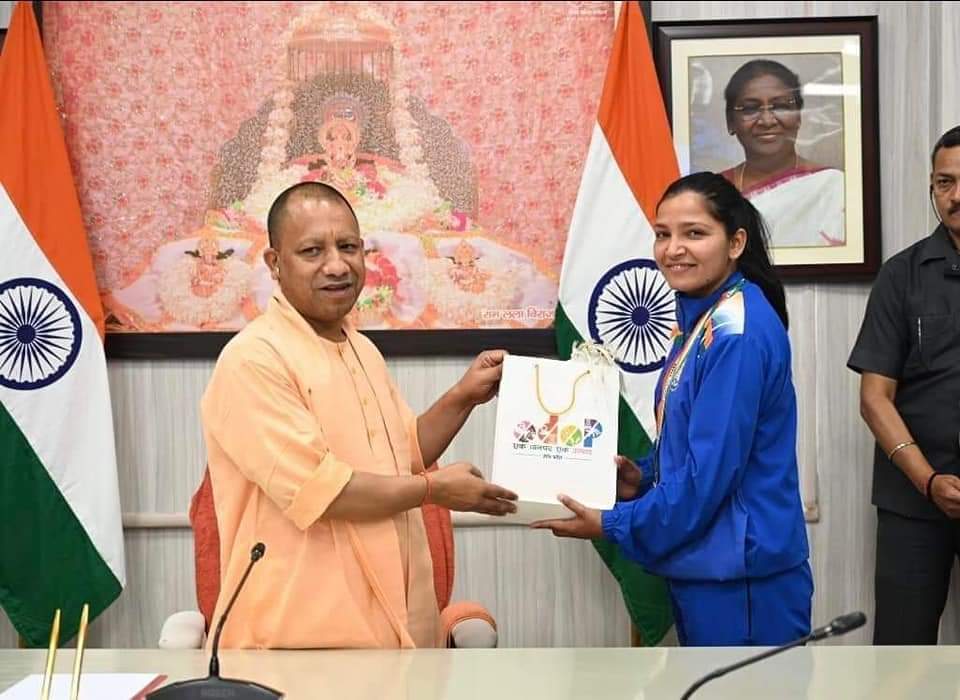 EmpowerSewa's tweet photo. पाल समाज की बेटी जानकी पाल पूर्व मंत्री पुत्री आरती सिंह पाल को 15 वी ऑल इंडिया पुलिस नेशनल बैटमिंटन चैंपियनशिप वूमेन डबल में उत्तर प्रदेश को गोल्ड मेडल जिताने पर मुख्यमंत्री जी से सम्मानित हुई 💐

हार्दिक शुभकामनाएं एवं बधाई ❣️
#Team_Sewa
@EmpowerSewa https://t.co/ZDR1AduoIi