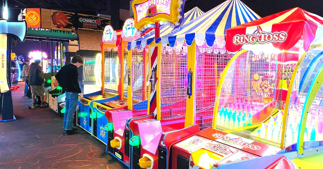 pinstackbowl's tweet image. A walk down carnival lane at PINSTACK brings out inner kid vibes. 
#arcadefun #classicgames