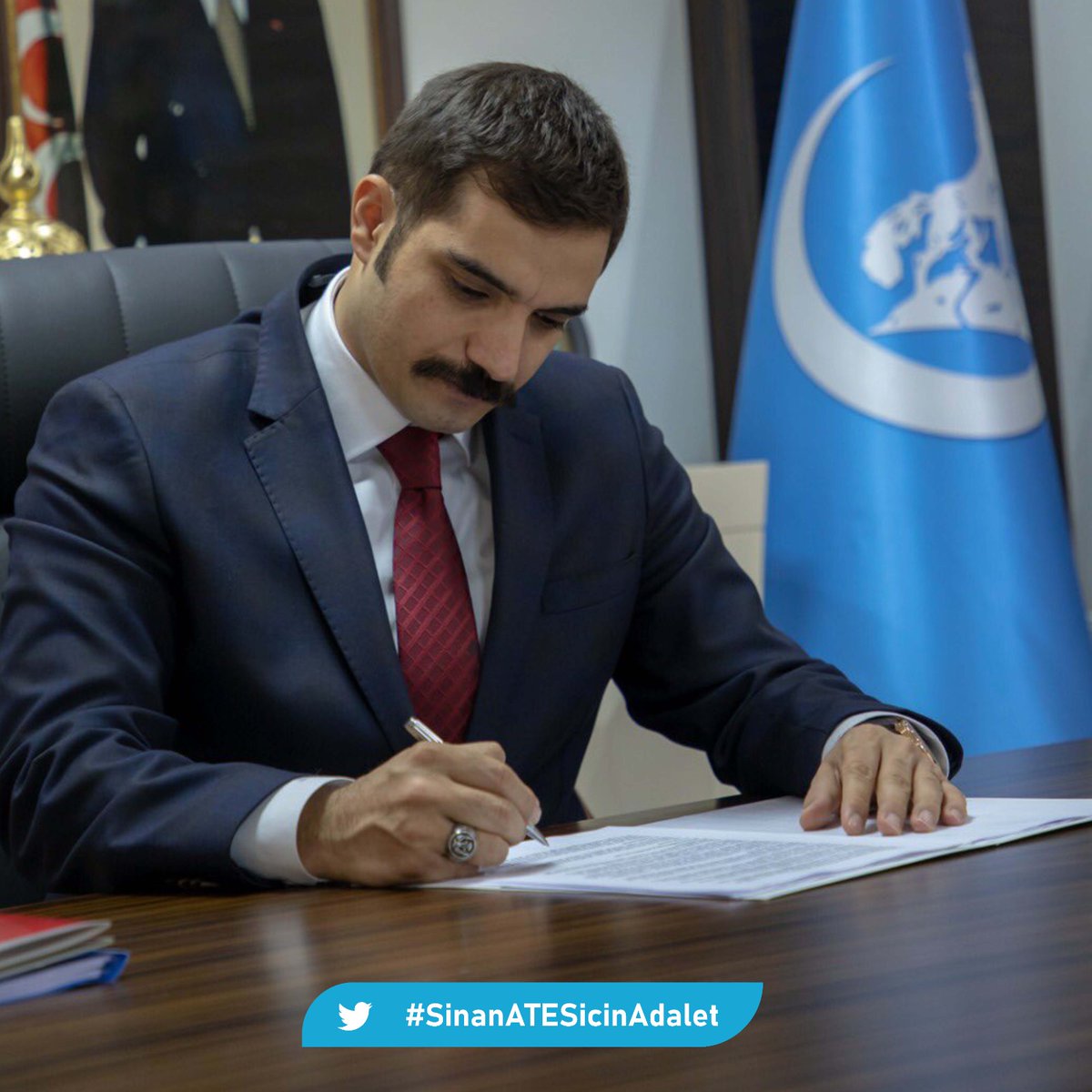 OguzOzdemir06's tweet photo. Hain saldırının üzerinden haftalar geçti. Öne sürülen piyonlar, zalimlerin adalete meydan okumasına karşın tek tek demir parmaklıklar ardına girdi. Ancak bu cinayetin azmettiricileri nerede?

#SinanATESicinAdalet https://t.co/6jnNlQChab