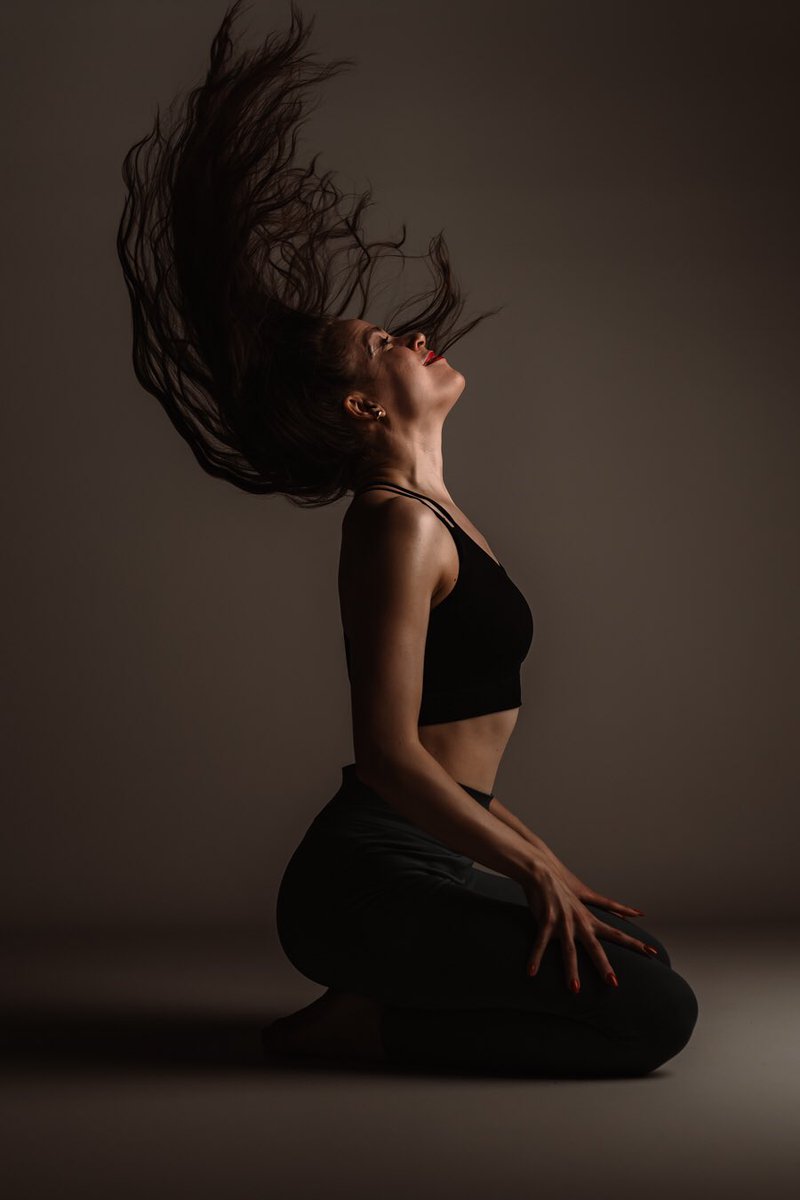 _vivianway_'s tweet photo. Living independent and free 💜
#livingfree #flyinghair #trainingclothes #darkmood #free #independentwoman #innerbeauty #goodfeeling #shadows #lingerie #blacklingerie #brownhair #lady #studiosession #photosession #lights #youareworthy #innershine #star #artisticphotography https://t.co/Xx6EACuzr1
