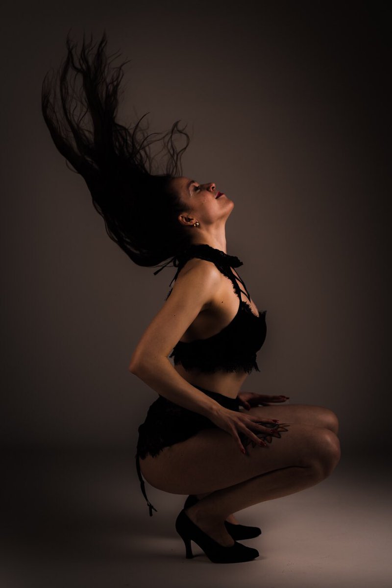 _vivianway_'s tweet photo. Living independent and free 💜
#livingfree #flyinghair #trainingclothes #darkmood #free #independentwoman #innerbeauty #goodfeeling #shadows #lingerie #blacklingerie #brownhair #lady #studiosession #photosession #lights #youareworthy #innershine #star #artisticphotography https://t.co/Xx6EACuzr1